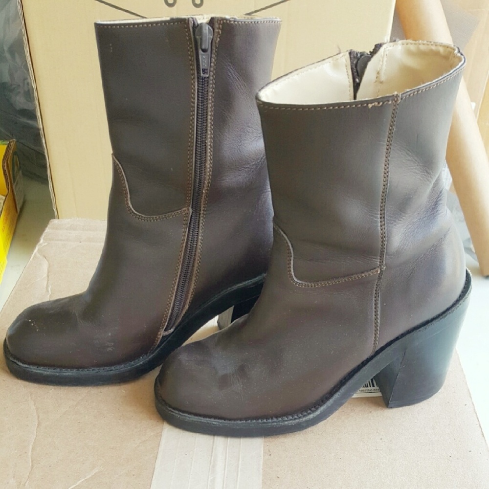 steve madden • brown zip boots
